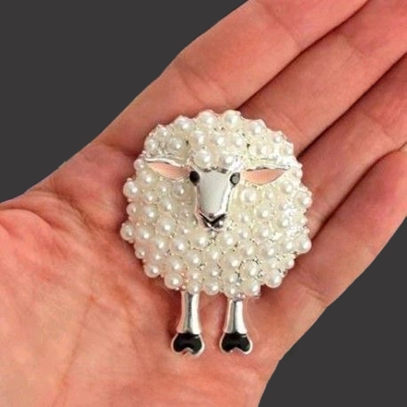 Jewelry - Lamb pin